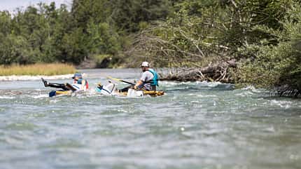 Floßbau: auf einem Floß ein Stück die Isar hinabfahren