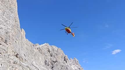 Bergrettung per Helikopter / Hubschrauber in den Alpen