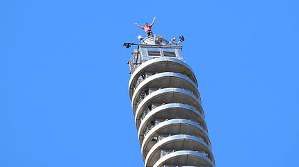 American Climber Alex Honnold Climbs Taipei 101 Building