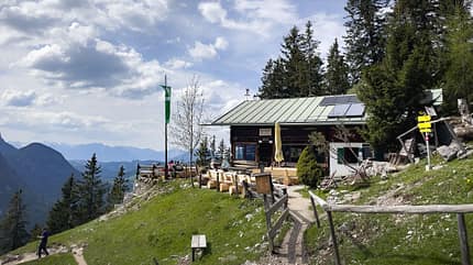 Brunnsteinhütte im Sommer - Eingang zur Hütte