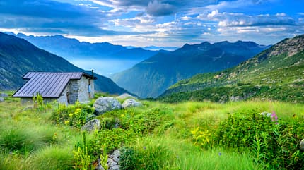 Trentino Italien Fahrrad fahren Biken Fahrradtour Doga Radweg Gravelbike Schutzhütte am Talende Bivacco Roberti im Val Genova Trentino Italien Fahrrad fahren Biken Fahrradtour Doga Radweg Gravelbike Schutzhütte am Talende Bivacco Roberti im Val Genova
