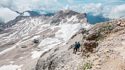 Bergsteigerinnen an der Zugspitze Bergsteigerinnen an der Zugspitze