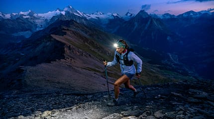 Bei mehr als 1000 Höhenmetern im Aufstieg starten auch Trailrunner lieber früh. Hier: Am Sasseneire (3254 m) Bei mehr als 1000 Höhenmetern im Aufstieg starten auch Trailrunner lieber früh. Hier: Am Sasseneire (3254 m)