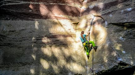Wir ­ stellen euch die schönsten Felsen für entspannte Klettertage in Deutschland vor.