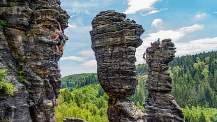 Wir ­ stellen euch die schönsten Felsen für entspannte Klettertage in Deutschland vor.