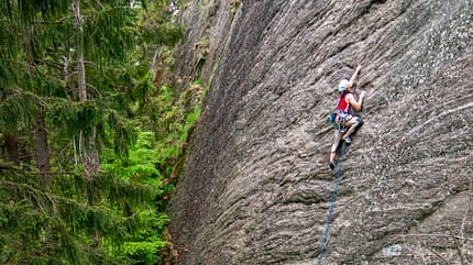 Wir stellen euch die schönsten Felsen für entspannte Klettertage in Deutschland vor. Wir stellen euch die schönsten Felsen für entspannte Klettertage in Deutschland vor.