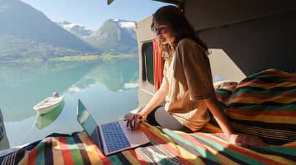 Mobile Office im Camper Van am Bergsee