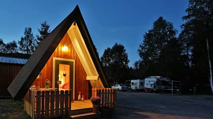 Landurlaub, Schwarzwald, Bankenhof, Camping Bankenhof, Campingplatz, Ferienhaus, Ferienhütte, Ferienwohnung, Hideaways, Hinterzarten, Unterkunft, Übernachtung, Cabin, Car, Chair, House, Housing, Outdoors, Plant, Shelter Schwarzwald Hideaways - Hinterzarten Ferienhütte Camping Bankenhof Terrasse