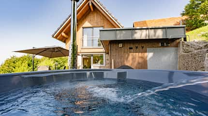 Landurlaub, Schwarzwald, Chalet, Dennis Ostermann, Ferienhaus, Ferienwohnung, Hideaways, Hot Tub, Kappelrodeck, Unterkunft, Waldlux Chalets, Waldlux Luxus-Chalets Brennhus, Whirlpool, Übernachtung, Hot Tub, Pool, Swimming Pool, Tub, Water Schwarzwald Hideaways - Kappelrodeck Mittlerer Schwarzwald Waldlux Luxus Chalets Brennhus