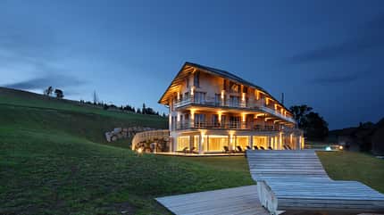 Landurlaub, Schwarzwald, Abend, Abendstimmung, Biosphärengebiet Schwarzwald, Christoph Wassmer, Dämmerung, Herrenschwand, Hideaways, Holzliege, Hotel, Naturpark Südschwarzwald, Naturparkhotel, Schwarzwald, Todtnau, Unterkunft, derWaldfrieden, Übernachtung, Building, Grass, House, Housing, Nature, Outdoors, Scenery, Water, Waterfront, Wood Schwarzwald Hideaways - derWaldfrieden