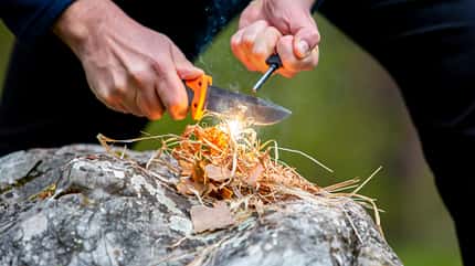 Messer und Feuerstahl zum Entzünden eines Zunders Messer und Feuerstahl zum Entzünden eines Zunders