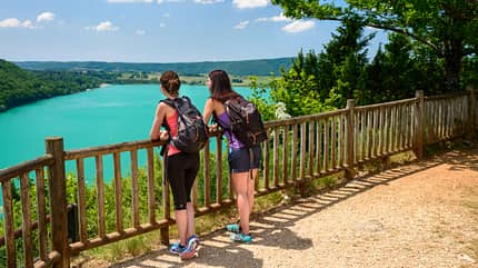 Advertorial Montagnes du Jura Juragebirge Ain Doubs Frankreich Sommer Wandern Radfahren Slow Tourism
Aussichtspunkt Fontenu mit Blick auf den Chalain-See Advertorial Montagnes du Jura Juragebirge Ain Doubs Frankreich Sommer Wandern Radfahren Slow Tourism
Aussichtspunkt Fontenu mit Blick auf den Chalain-See