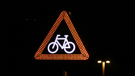 rb-fahrrad-schild-beleuchtet-COLOURBOX1217598 rb-fahrrad-schild-beleuchtet-COLOURBOX1217598