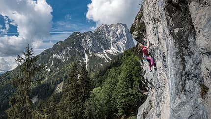 kl-klettern-chinesische-mauer-leutasch-wetterstein-catherine-laflamme_Herzogkante_7b_01_-n (jpg)