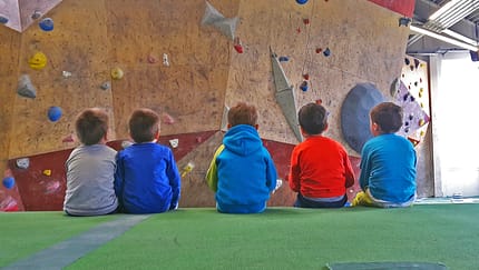 KL Kinder in der Boulderhalle - Klettern mit U6-Kids