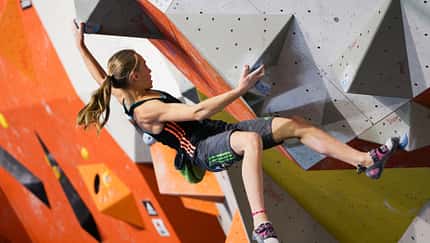 KL Janja Garnbret bouldert im Überhang beim adidas Rockstars Wettkampf