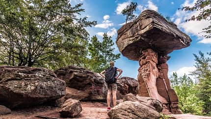 Teufelstisch in Hinterweidenthal mit Wandererin, Rheinland-Pfalz, Deutschland Teufelstisch in Hinterweidenthal mit Wandererin, Rheinland-Pfalz, Deutschland