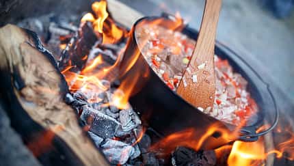 Camp Cooking: One-Pot Gerichte für kalte Tage am Lagerfeuer 