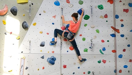 Vorstieg klettern in der Kletterhalle 