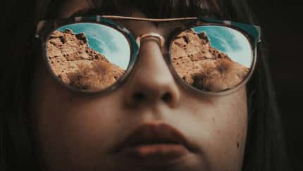 GettyImages/Carmen-Jimnez/EyeEm: Nahaufnahme einer jungen Frau, die eine Sonnenbrille trägt
GettyImages/Carmen-Jimnez/EyeEm: Nahaufnahme einer jungen Frau, die eine Sonnenbrille trägt