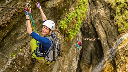 Frau am Klettersteig 