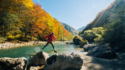 Goldener Herbst - Wanderer am Fluss in der Sonne