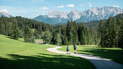 Unterwegs auf dem Spitzenwanderweg in der Zugspitzregion