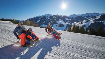 Saalbach Rodeln Schlitten fahren Schnee Winter Österreich Salzburg