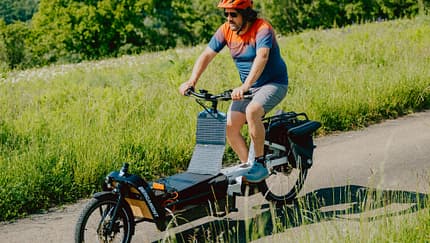 Solarpanel von Jackery auf dem Lastenrad im Test