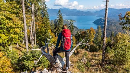 Zwischen Walchensee und Kochelsee erhebt sich der Herzogstand (1731 m) in Bayern.