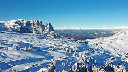 Winterliche Berglandschaft in der Dolomitenregion Seiser Alm, Südtirol, Italien