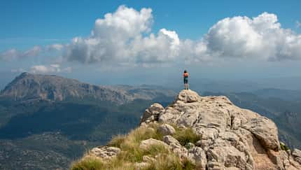 Balearische Inseln Spanien Wandern Urlaub Sommer Meer Berge Puig d'en Galileu peak in Sierra de Tramuntana Mallorca