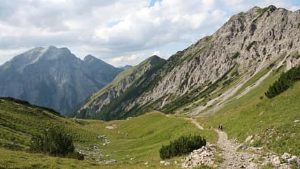 Wanderer auf dem Adlerweg im Karwendel 