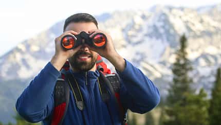 Wanderer mit Fernglas Wanderer mit Fernglas