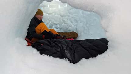 Iglu bauen mit Abenteuerreich Erlebnistouren in der Schweiz