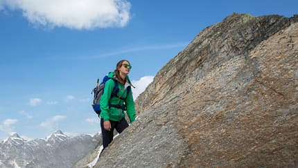 Wanderin in den Bergen mit Rucksack