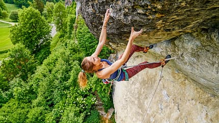 Selena Schmidt in Kurt Alberts Klassiker Power of Love (9-) an der Dachlwand, Trubachtal, im Frankenjura