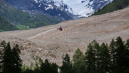 Helikopter über Blatten - Bergsturz im Wallis