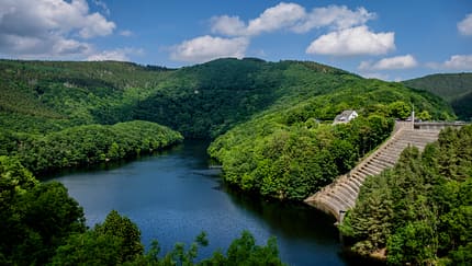 Urfttalsperre (Urftsee), Pleasure-Boot auf dem Obersee, einem Stausee zwischen Einruhr und Rurberg, Ortsteil Simmerath in der "Städtereiche" Aachen, Deutschland Urfttalsperre (Urftsee), Pleasure-Boot auf dem Obersee, einem Stausee zwischen Einruhr und Rurberg, Ortsteil Simmerath in der "Städtereiche" Aachen, Deutschland