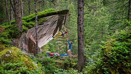 Granitboulder im Zillertaler Sundergrund - Wilma (6B) 