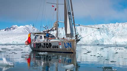 Die Familie Schwörer segelt mit ihrer Top to Top Global Climate Expedition mit ihrem Segelboot um die Welt und auch in die Polarregionen, um Feldforschung zu betreiben. Der Dokumentarfilm Home is the Ocean begleitet sie sieben Jahre lang.