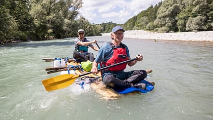 Floßbau: auf einem Floß ein Stück die Isar hinabfahren