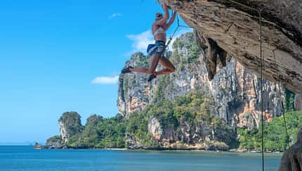 Tropenklettern am Meer in Thailand