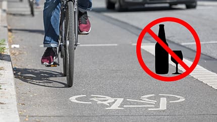 Radfahrer auf Radstreifen mit Alkohol-verboten-Symbol Radfahrer auf Radstreifen mit Alkohol-verboten-Symbol
