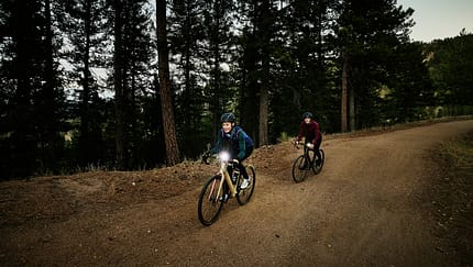 Mit Gravelbike im Wald abends Mit Gravelbike im Wald abends