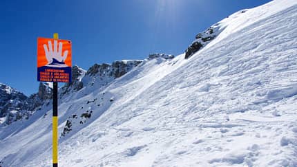 Lawinenwarnschild in den Alpen