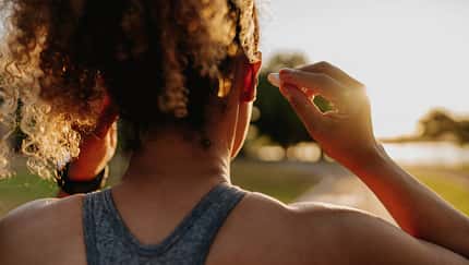 Läuferin mit kabellosen Kopfhörern