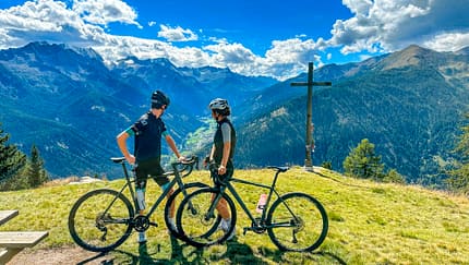 Trentino Italien Fahrrad fahren Biken Fahrradtour Doga Radweg Gravelbike Blick ins Val di Peio Trentino Italien Fahrrad fahren Biken Fahrradtour Doga Radweg Gravelbike Blick ins Val di Peio