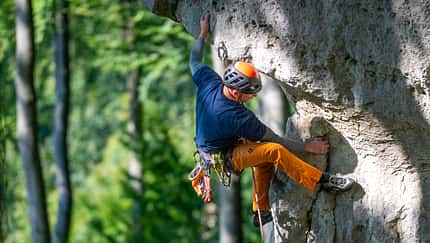Wir ­ stellen euch die schönsten Felsen für entspannte Klettertage in Deutschland vor.
