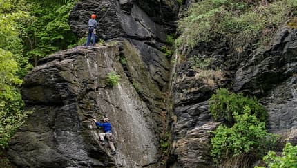 Wir ­ stellen euch die schönsten Felsen für entspannte Klettertage in Deutschland vor.